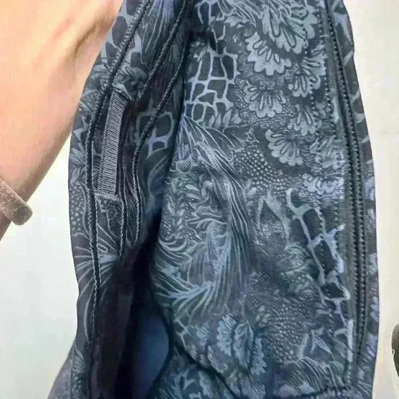 NWOT Lululemon Train Times Crop (17")
Nouveau Mach Blue Black size 6! - Picture 11 of 15